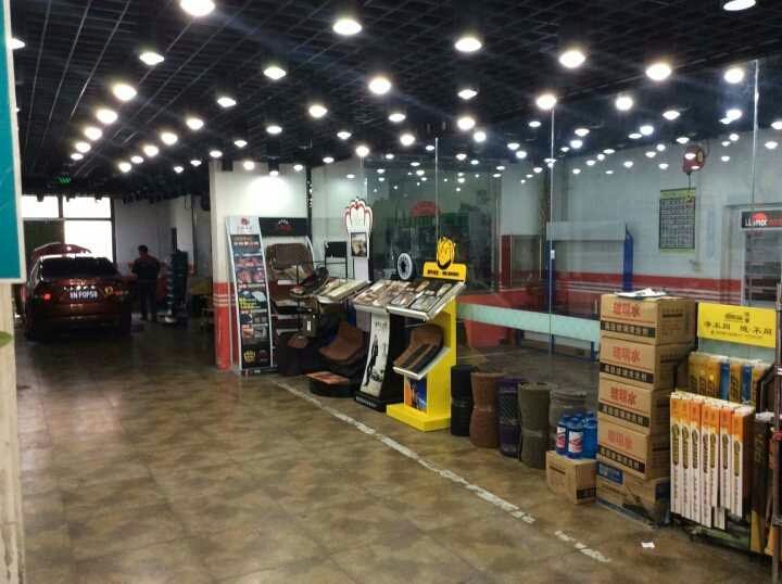 汽車裝飾店前臺接待