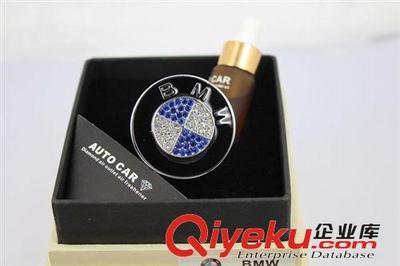 DAD鑲鉆出風(fēng)口 汽車(chē)標(biāo)志風(fēng)口香水 奔馳出風(fēng)口香熏 空調(diào)出風(fēng)口香水-饒平縣海山路士達(dá)汽車(chē)裝飾用品經(jīng)營(yíng)部提供DAD鑲鉆出風(fēng)口 汽車(chē)標(biāo)志風(fēng)口香水 奔馳出風(fēng)口香熏 空調(diào)出風(fēng)口香水的相關(guān)介紹、產(chǎn)品、服務(wù)、圖片、價(jià)格饒平縣海山路士達(dá)汽車(chē)裝飾用品經(jīng)營(yíng)部、汽車(chē)防爆膜;汽車(chē)改裝件;LED燈;汽車(chē)飾品;汽車(chē)香水;車(chē)載小電器;車(chē)衣