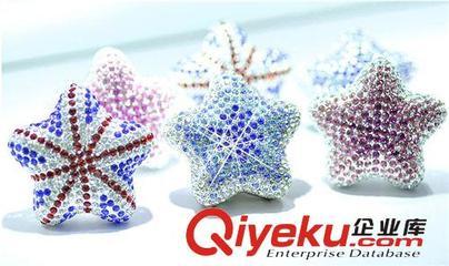 DAD鑲鉆五角星風口香水 鑲鉆五角星汽車飾品 水晶鉆海星風口香膏-饒平縣海山路士達汽車裝飾用品經(jīng)營部提供DAD鑲鉆五角星風口香水 鑲鉆五角星汽車飾品 水晶鉆海星風口香膏的相關介紹、產(chǎn)品、服務、圖片、價格饒平縣海山路士達汽車裝飾用品經(jīng)營部、汽車防爆膜;汽車改裝件;LED燈;汽車飾品;汽車香水;車載小電器;車衣